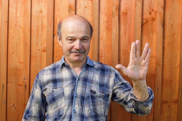 Salutation Vulcan Vulcan Salute homme âgé avec une moustache et une tête chauve accueille les deux films de fiction Vulcan Fan