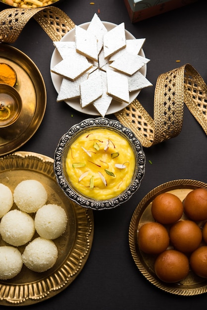 Salutations de Raksha bandhan : Nourriture sucrée comme Gulab Jamun, Rasgulla, Shrikhand, Bundi Laddu, Kaju Katli et farsan avec Pooja thali pour la célébration du festival Rakhi