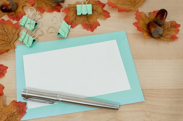 Salutations de Thanksgiving Feuilles jaunes sèches écrous et stylo sur un fond en bois