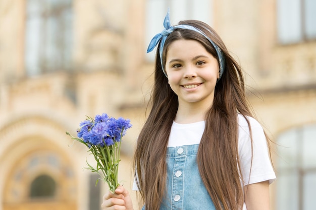 Salutations de vacances de bouquet de bleuets de petite fille, concept de fête des mères.