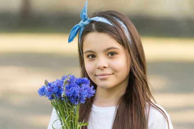 Salutations de vacances de bouquet de bleuets de petite fille, concept de fraîcheur d'été.