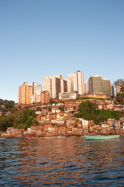 SALVADOR BRASIL 30 JUILLET 2022 vue sur plusieurs bâtiments et maisons proches et plusieurs bateaux