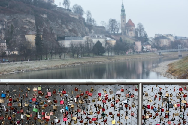 Salzbourg aime le pont des serrures à clé en hiver