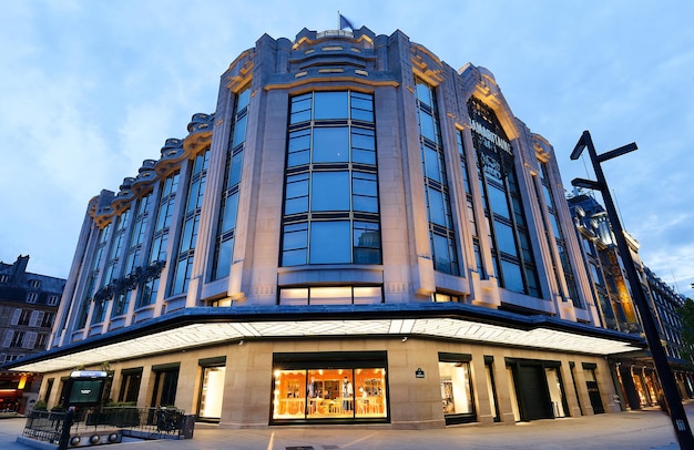 La Samaritaine est un grand magasin à Paris France situé dans le premier arrondissement Niché entre la Seine et la rue de Rivoli, il est connu pour ses détails Art Déco et Art Nouveau