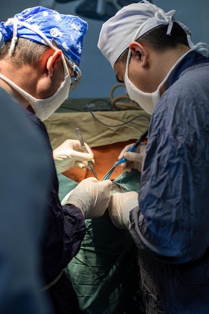 Photo samarkand ouzbékistan 25 février 2024 neurochirurgien opérant théâtre d'opération hématome subdural dans le cerveau neurochirurgie ouverte multiple du cerveau1