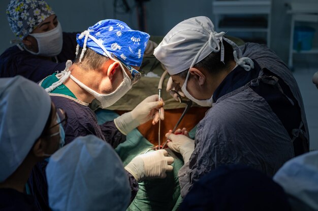 Photo samarkand ouzbékistan 25 février 2024 neurochirurgien opérant théâtre d'opération hématome subdural dans le cerveau neurochirurgie ouverte multiple du cerveau1