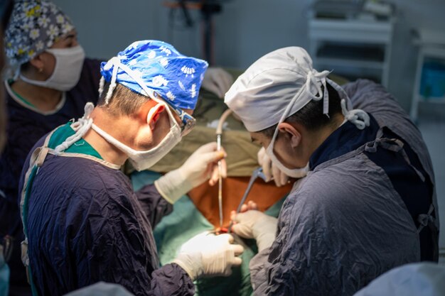 Photo samarkand ouzbékistan 25 février 2024 neurochirurgien opérant théâtre d'opération hématome subdural dans le cerveau neurochirurgie ouverte multiple du cerveau1