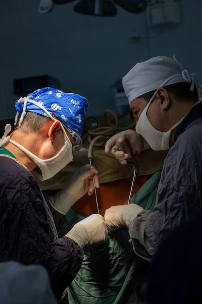 Samarkand Ouzbékistan 25 février 2024 neurochirurgien opérant théâtre d'opération hématome subdural dans le cerveau neurochirurgie ouverte multiple du cerveau1