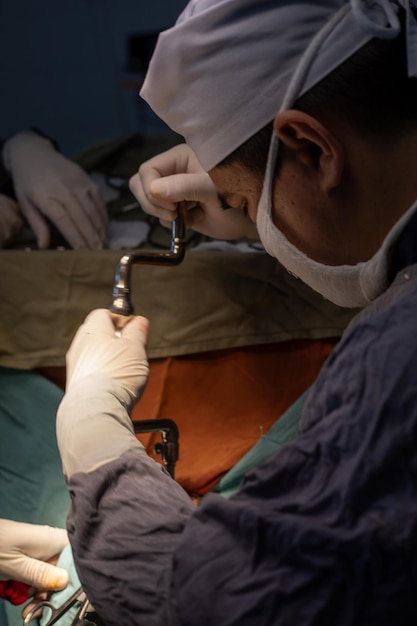 Photo samarkand ouzbékistan 25 février 2024 neurochirurgien opérant théâtre d'opération hématome subdural dans le cerveau neurochirurgie ouverte multiple du cerveau1