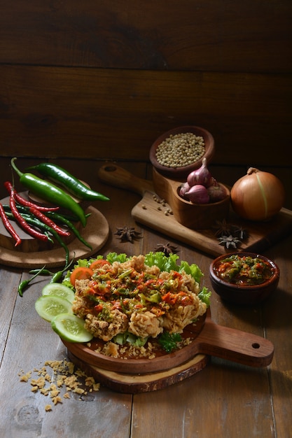 Sambal bawang merah sur une table en bois