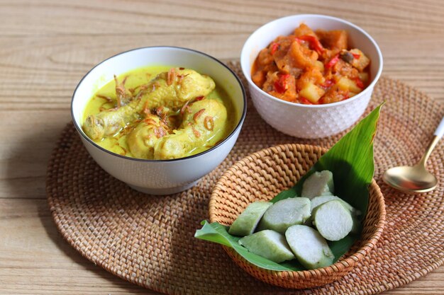 Sambal Goreng Krecek et opor ayam servis avec lontong nasi