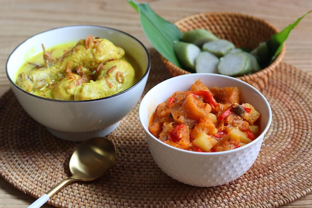 Sambal Goreng Krecek et opor ayam servis avec lontong nasi