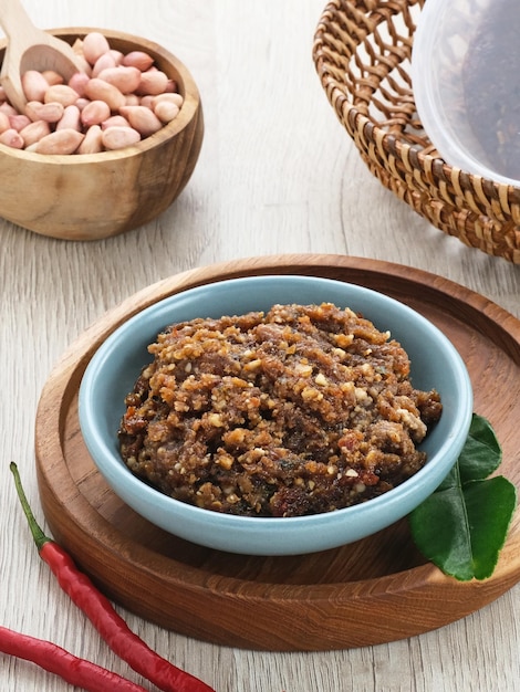 Sambal Kacang ou sauce aux arachides servi dans un bol