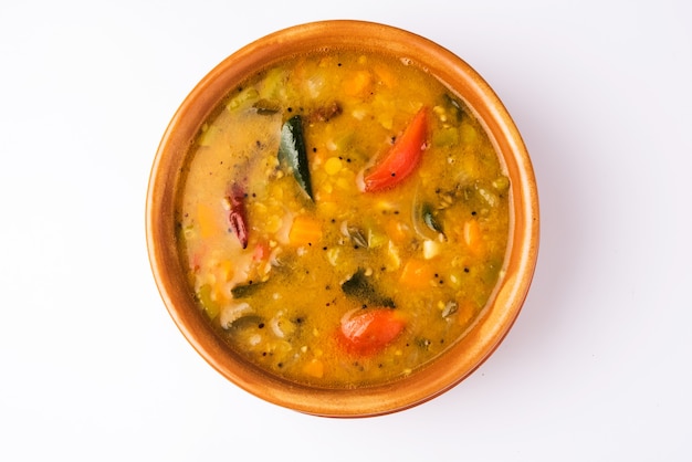 Sambar de légumes de l'Inde du Sud, avec légumes et épices isolés