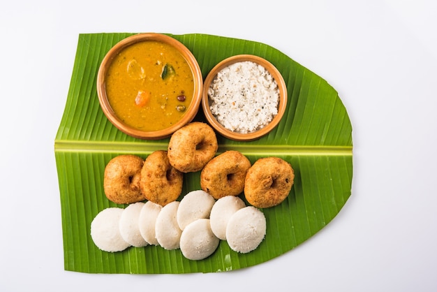 Sambar Vada & Idli une cuisine du sud de l'Inde servie avec du chutney de noix de coco et de tomates rouges