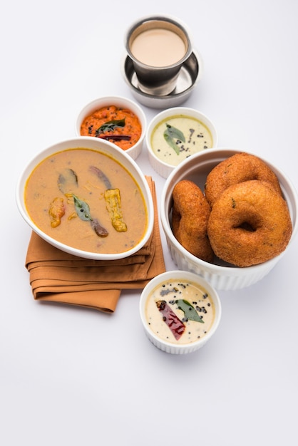 Sambar vada ou Medu Vada, une cuisine populaire du sud de l'Inde servie avec du chutney vert, rouge et noix de coco sur fond de mauvaise humeur. Mise au point sélective