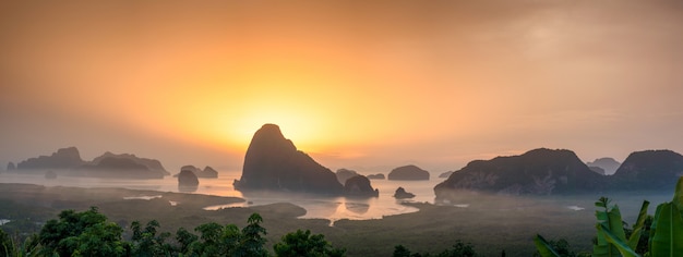 Samet Nang She est le meilleur point de vue sur la baie de Phang Nga à Phangnga, dans le sud de la Thaïlande