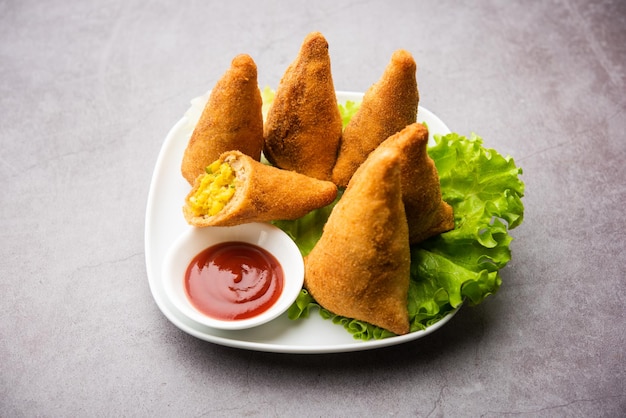 Le samosa au pain est une variante du samosa ordinaire avec la même garniture de pois de pomme de terre en utilisant des tranches de pain de mie pour le revêtement extérieur