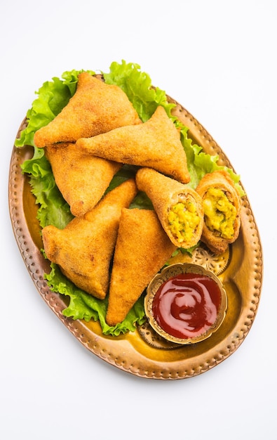 Le samosa au pain est une variante du samosa ordinaire avec la même garniture de pois de pomme de terre en utilisant des tranches de pain de mie pour le revêtement extérieur