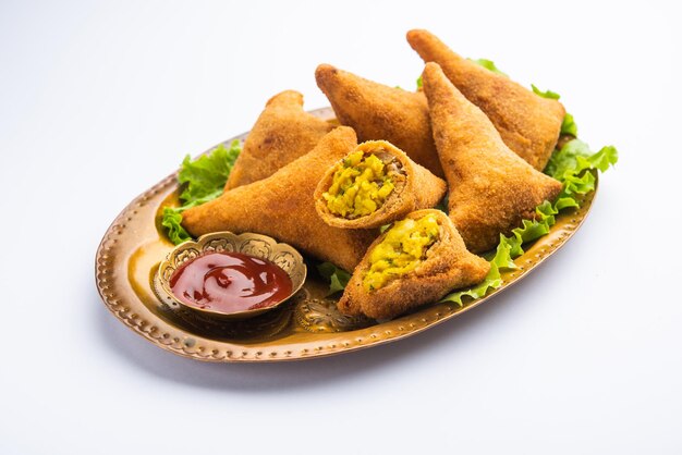 Le samosa au pain est une variante du samosa ordinaire avec la même garniture de pois de pomme de terre en utilisant des tranches de pain de mie pour le revêtement extérieur