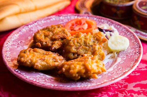 Samosa est une boulette frite ou cuite au four avec une garniture savoureuse, comme des pommes de terre assaisonnées, des oignons, des pois, moi