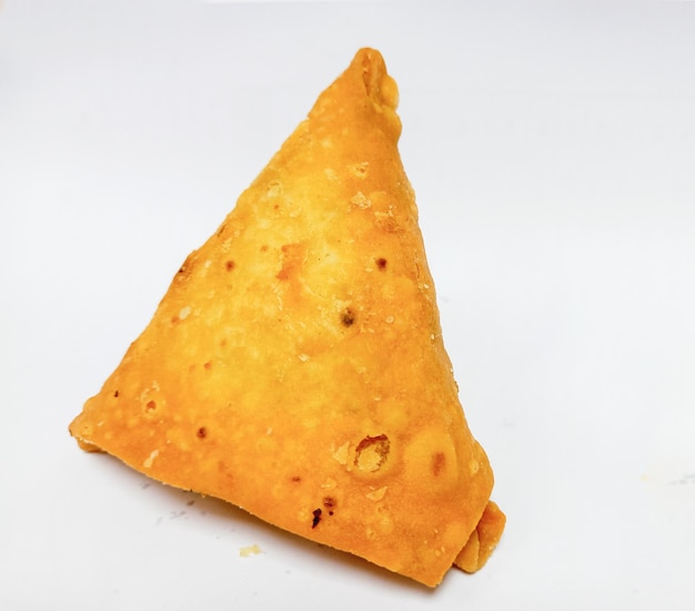 Le samosa est un mélange épicé de légumes ou de viande enveloppés dans un paquet de pâtisserie triangulaire frit