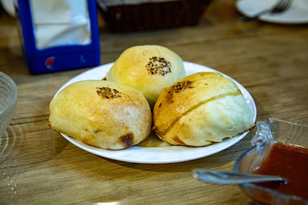 Photo le samosa traditionnel ouzbek dans un restaurant khiva l'oasis agricole de khoresm citadelle