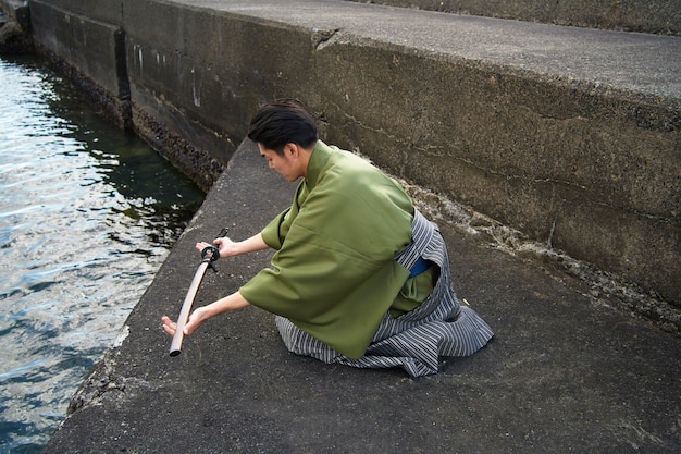 Photo samouraï prenant un arc sur son épée