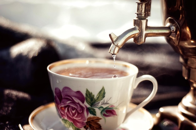 Photo samovar russe avec bagels et confiture tea party en plein air