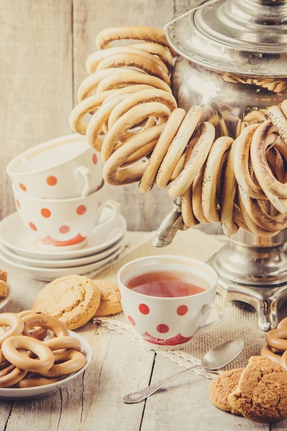 Samovar et thé avec des bagels. Mise au point sélective.