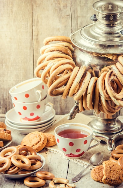 Samovar et thé avec des bagels. Mise au point sélective.