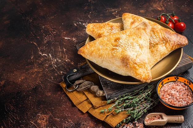 Samsa au poulet et au fromage samosa tartes orientales Fond sombre Vue de dessus Espace de copie