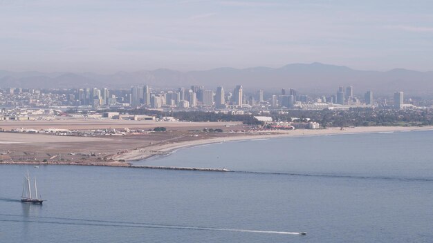 San diego city skyline paysage urbain du centre-ville de californie point loma frégate