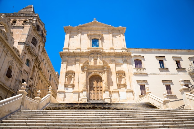 San Francesco est l'une des nombreuses nouvelles églises construites après que la ville de Noto a été pratiquement détruite par le tremblement de terre de 1693. Style baroque
