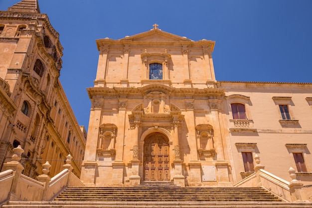 San Francesco est l'une des nombreuses nouvelles églises construites après que la ville de Noto a été pratiquement détruite par le tremblement de terre de 1693. Style baroque