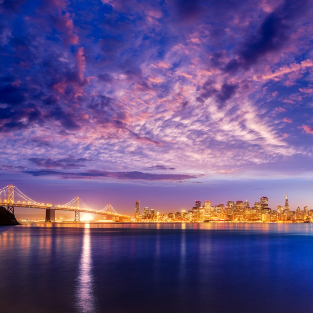 San Francisco sunset skyline réflexion de la baie de Californie