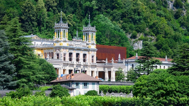 San Pellegrino Terme. Le casino municipal en été