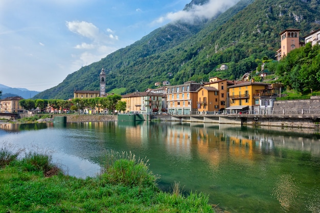 San Pellegrino Terme dans la province de Bergame, dans le nord de l'Italie. Le quartier de l'église paroissiale