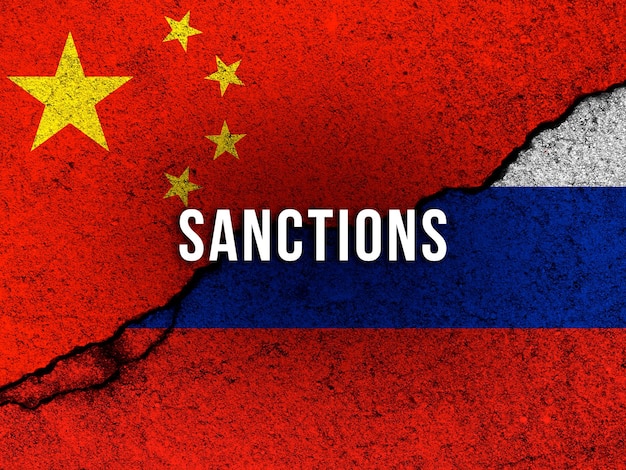 Sanctions de la Chine contre la Russie Drapeaux des pays peints ensemble sur fond de mur en béton fissuré avec le texte