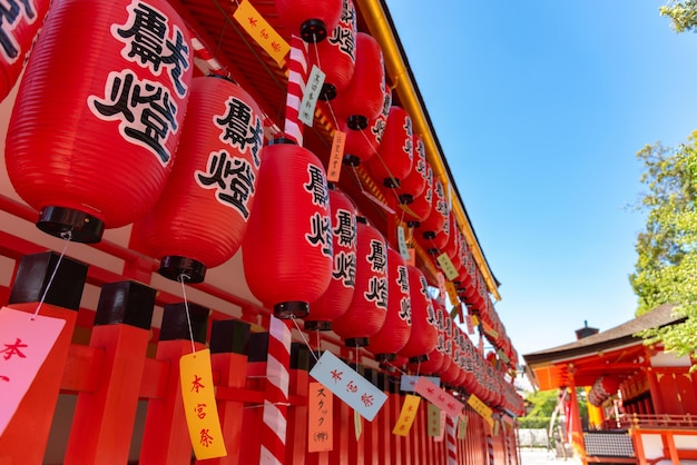 Sanctuaire Fushimi Inaritaisha des milliers d'innombrables portes Torii vermillon sur une colline au Japon Kyoto