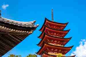 Photo le sanctuaire de toyokuni, la pagode à cinq étages de senjokaku dans la ville d'hiroshima, sur l'île de miyajima