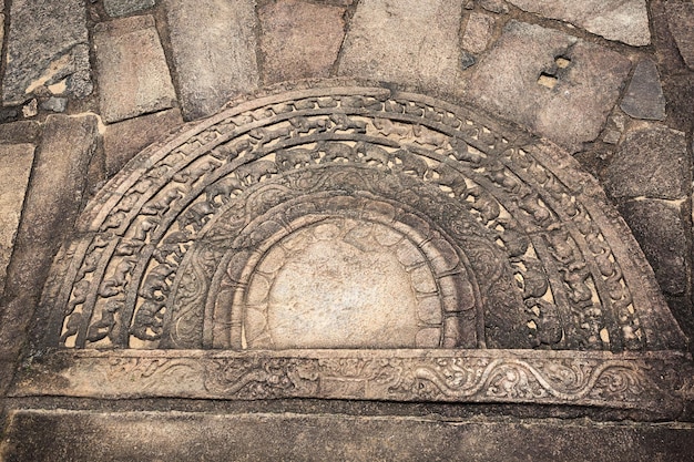 Sandakada pahana ou pierre de lune dans la ville antique de Polonnaruwa. La pierre de lune est une caractéristique unique de l'architecture cinghalaise de l'ancien Sri Lanka.