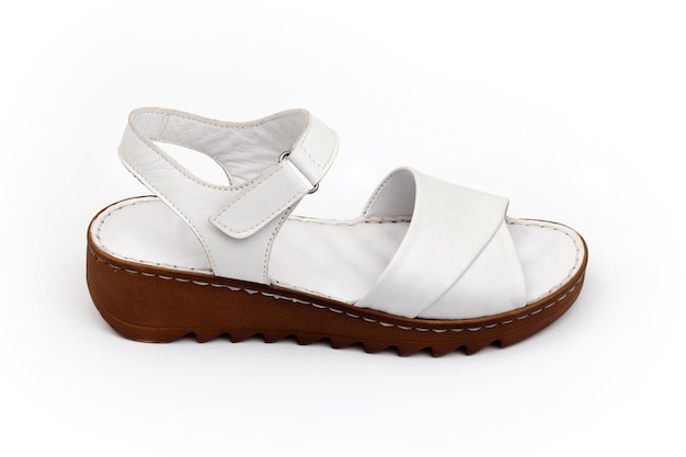 Sandale de mode pour femmes d'été sur fond blanc
