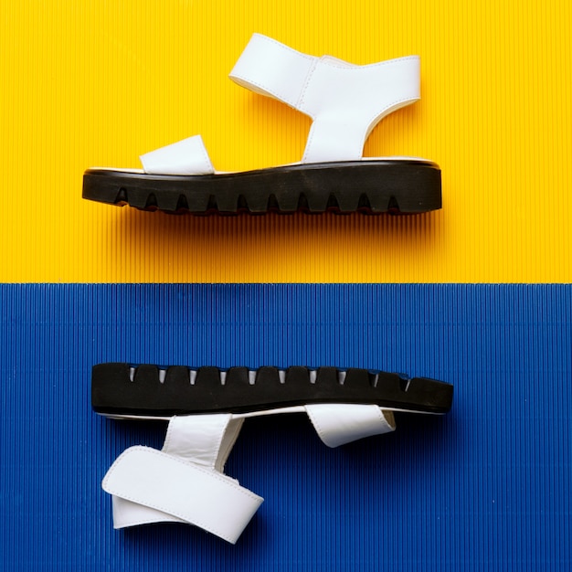 Sandales blanches. Style d'été minimaliste