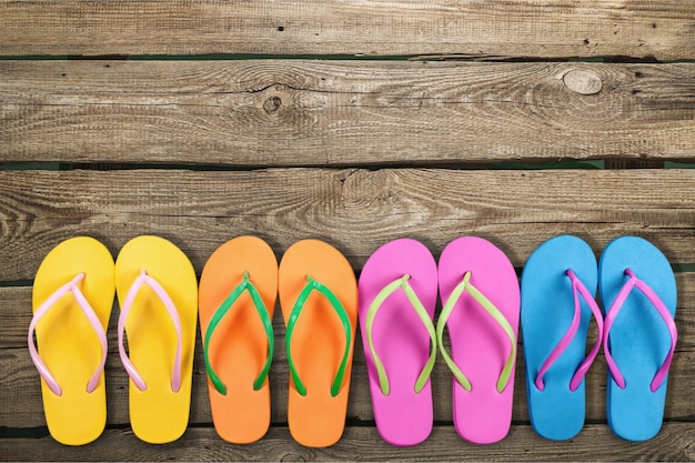 Sandales en caoutchouc tongs sur fond de bois