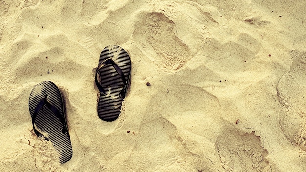 Sandales sur fond de plage de sable