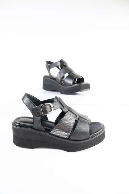 Sandales noires pour femmes Chaussures confortables pour femmes sur fond blanc