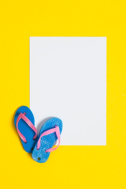 Sandales tongs d'été avec un panneau blanc vierge sur fond jaune vif