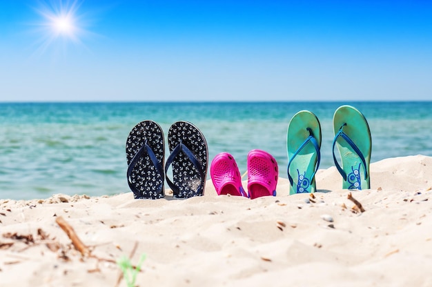 Sandales tongs sur le sable de la plage