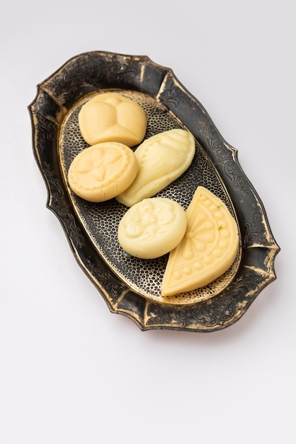 Sandesh ou shondesh est un dessert originaire de l'Inde du Bengale créé avec du lait et du sucre